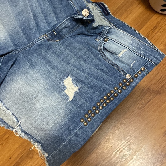 Rock & Republic Jean Short 16 - Picture 4 of 9